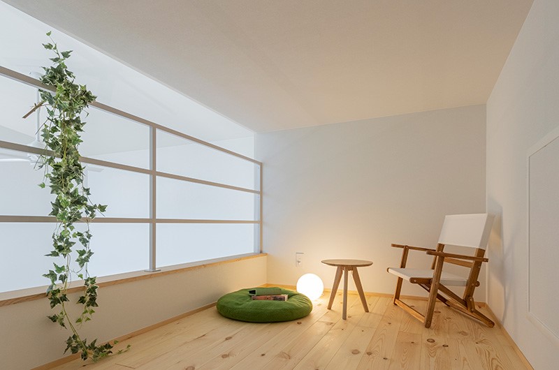 上下の大窓で縦に広がる平屋