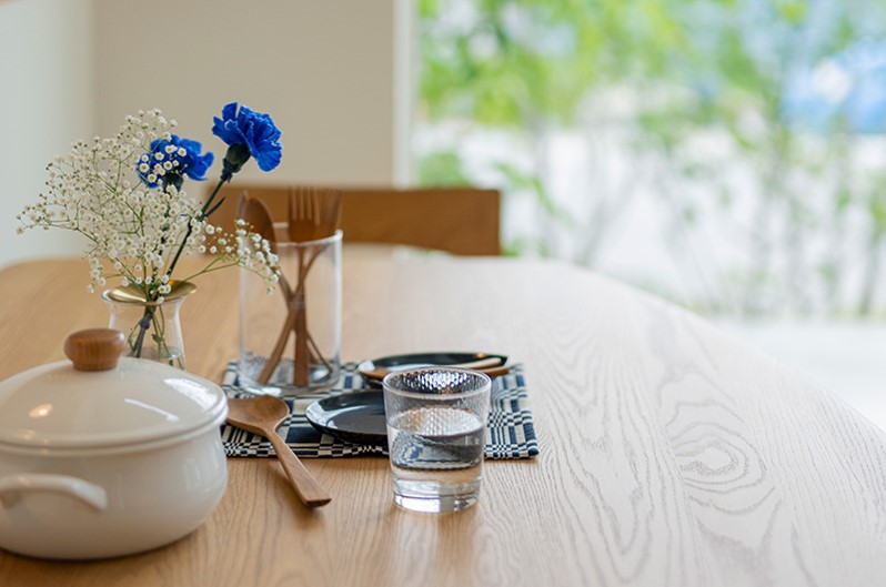 上下の大窓で縦に広がる平屋